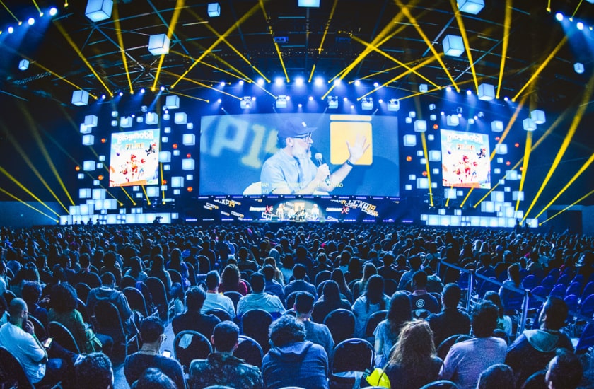 Na imagem, milhares de pessoas assistem ao palco thunder na CCXP. O maior palco da Comic Con estará presente na CCXP22!
